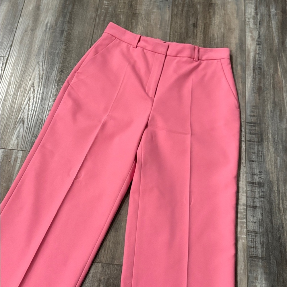 Zara NWT pink cropped pant medium
Waist 15
Rise 12
Inseam 26
Leg opening 10.5 - Picture 3 of 5